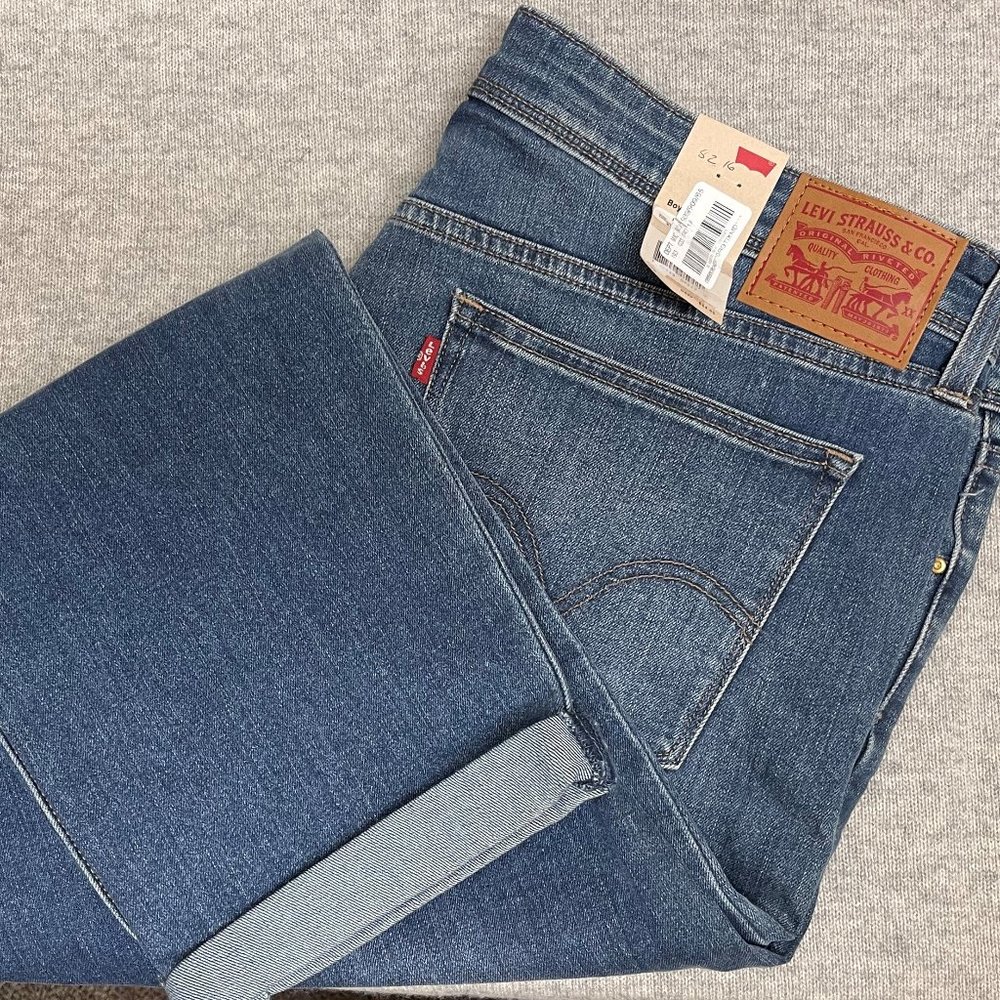 Women's Levi Boyfriend Cropped Jean NWT